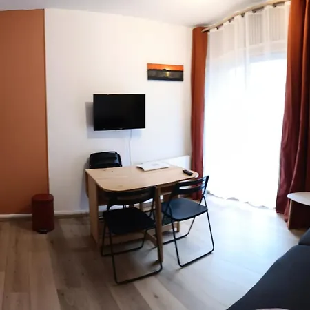 T2 Renove Avec Parking Et Balcon Proche De Toutes Commodites Calme Et Lumineux Apartman Cauterets